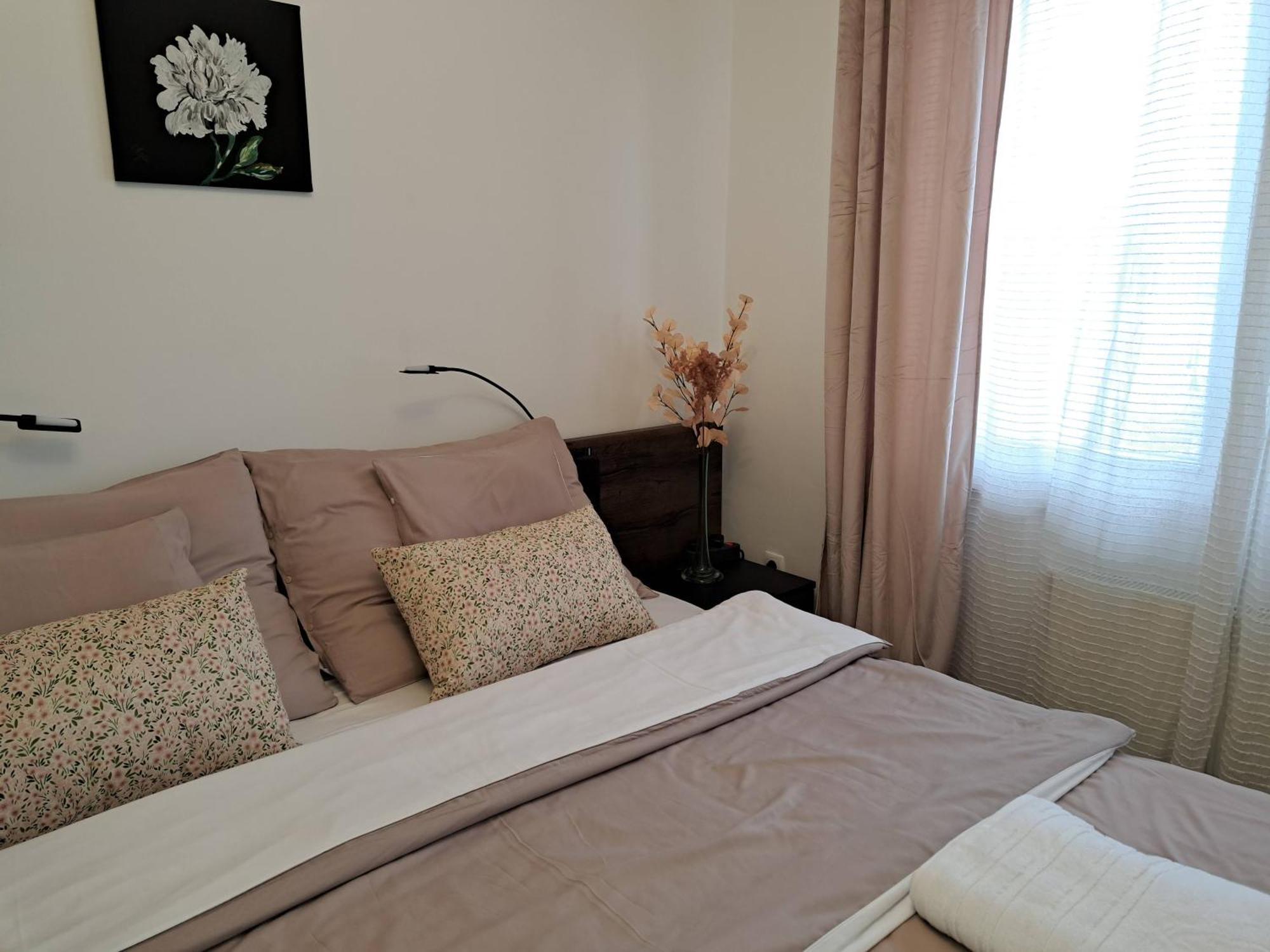 Orient Apartmanhaz Eger Esterno foto
