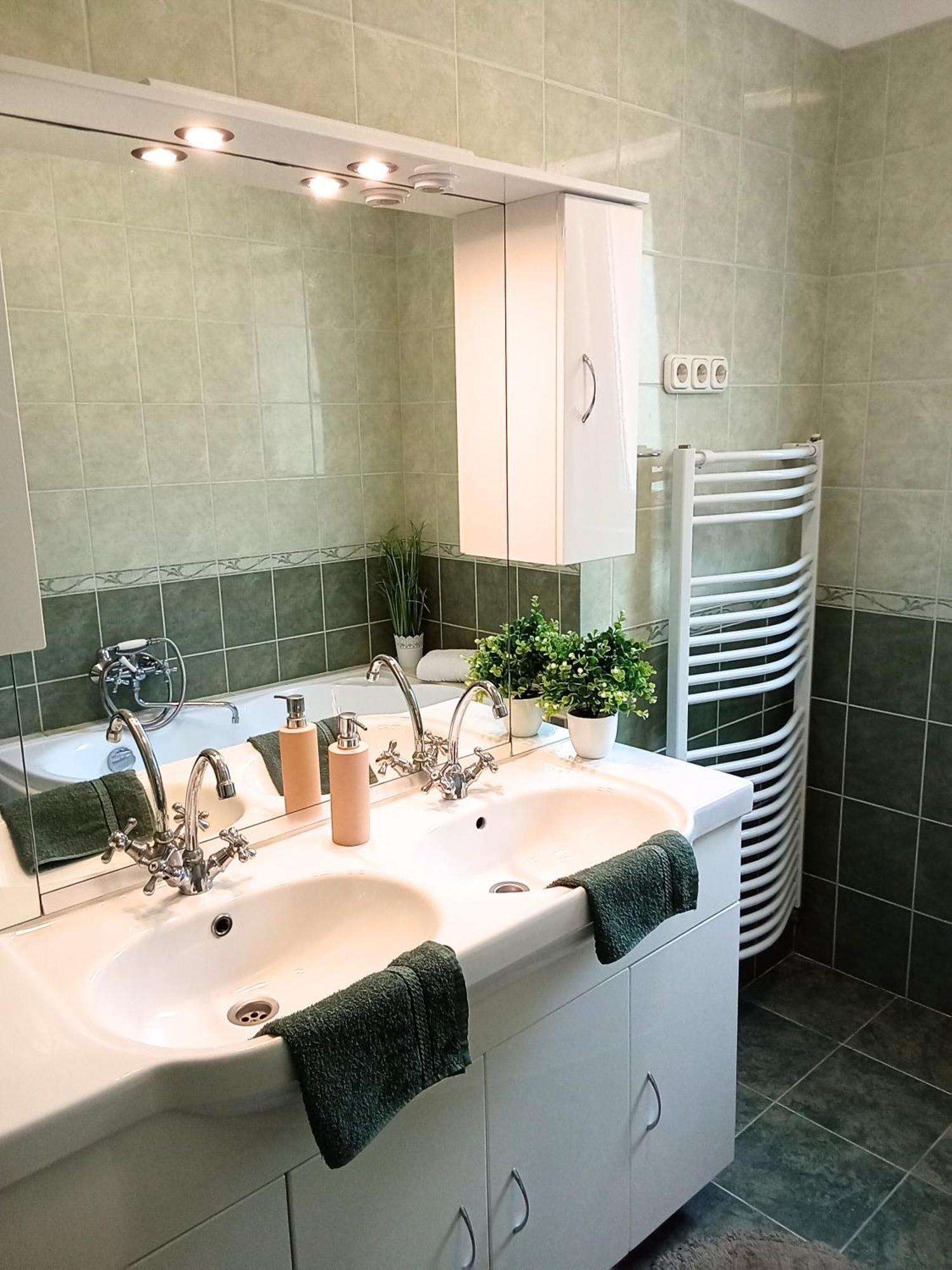 Orient Apartmanhaz Eger Esterno foto